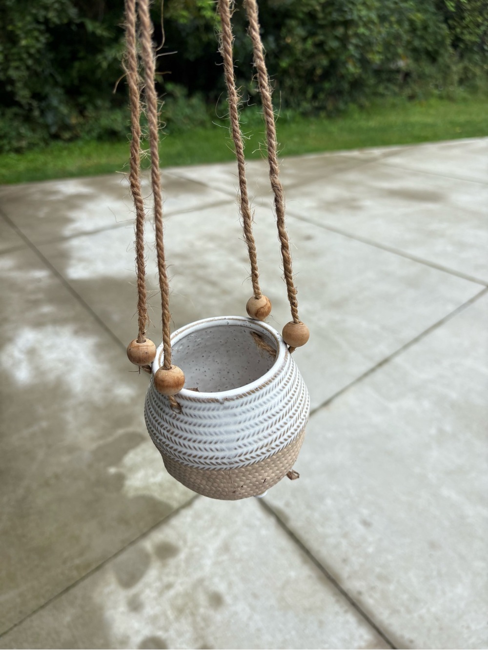 HANGING DECORATIVE CERAMIC POT WITH JUTE STRING